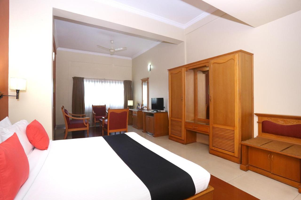 Capital O 45944 Club 7 Hotel Tiruvalla Exterior foto