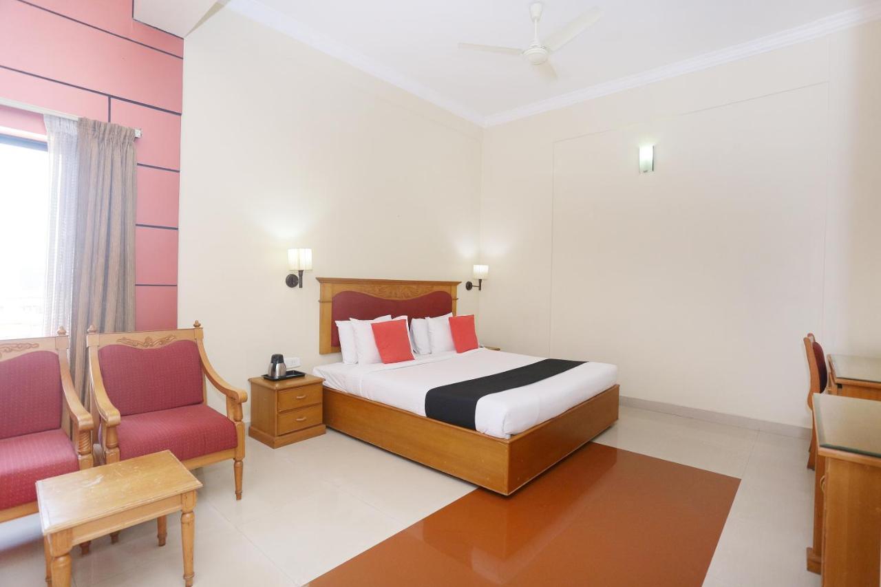 Capital O 45944 Club 7 Hotel Tiruvalla Exterior foto