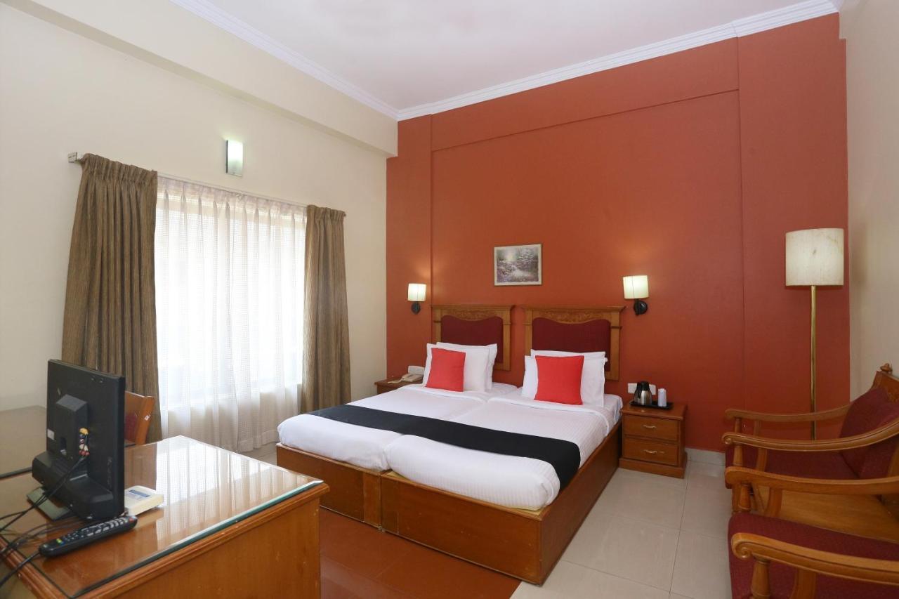 Capital O 45944 Club 7 Hotel Tiruvalla Exterior foto