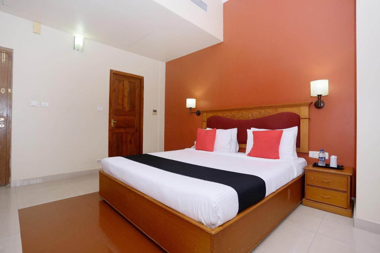 Capital O 45944 Club 7 Hotel Tiruvalla Exterior foto